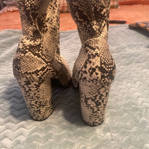 Black and white snake print boots - Picture 3 of 4